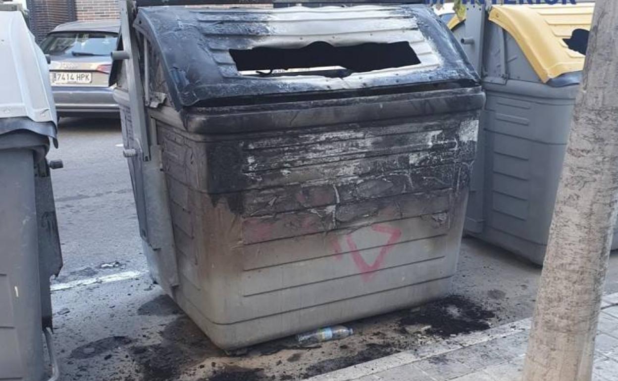 Los arrestados están acusados de incendiar cinco contenedores de basura y otras cinco papeleras. 