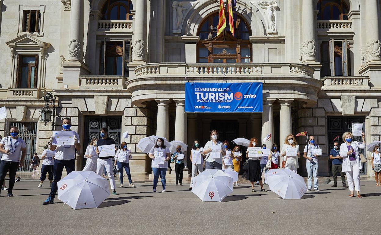 Guías que se han concentrado hoy en la Plaza del Ayuntamiento de Valencia. 