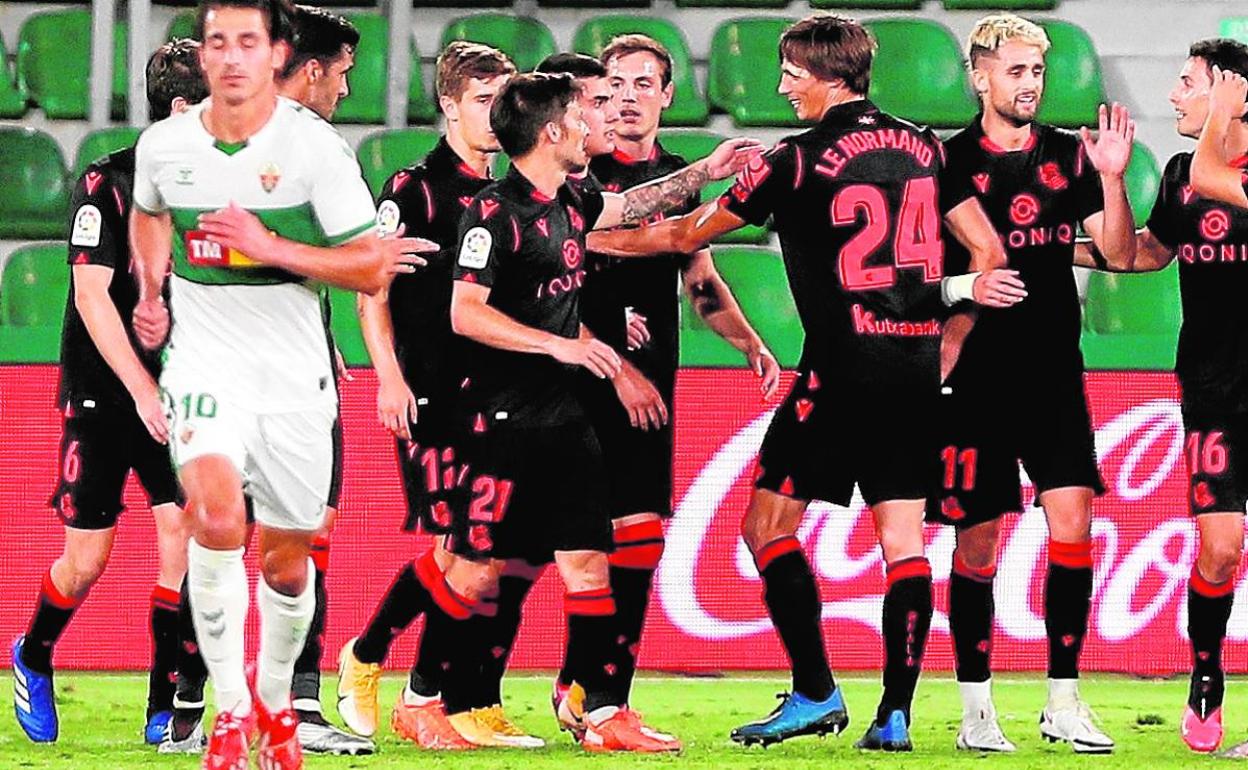 Silva y sus compañeros de la Real celebran el segundo gol al Elche.