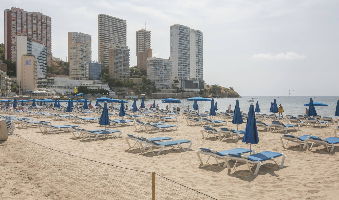 «Uno gana más dinero cerrado que abierto». La joya de la Costa Blanca languidece con traspasos de locales en primera línea y calles vacías