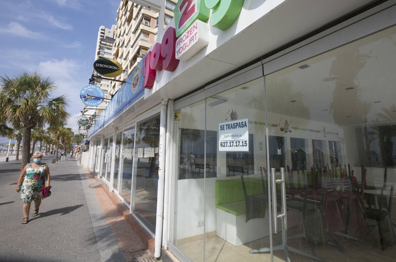 «Uno gana más dinero cerrado que abierto». La joya de la Costa Blanca languidece con traspasos de locales en primera línea y calles vacías