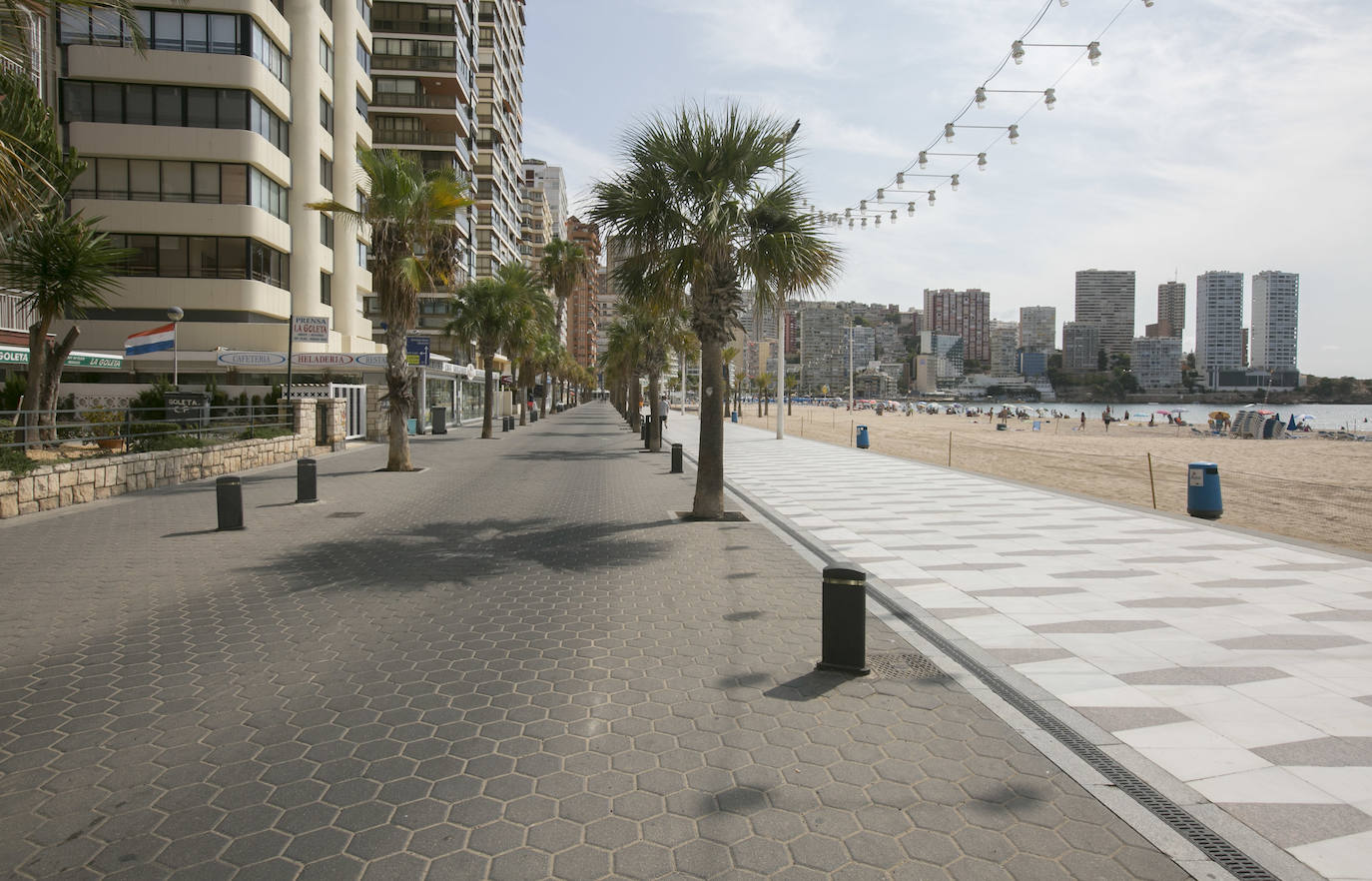 «Uno gana más dinero cerrado que abierto». La joya de la Costa Blanca languidece con traspasos de locales en primera línea y calles vacías