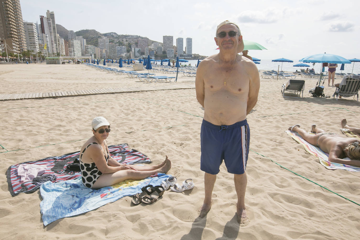 «Uno gana más dinero cerrado que abierto». La joya de la Costa Blanca languidece con traspasos de locales en primera línea y calles vacías