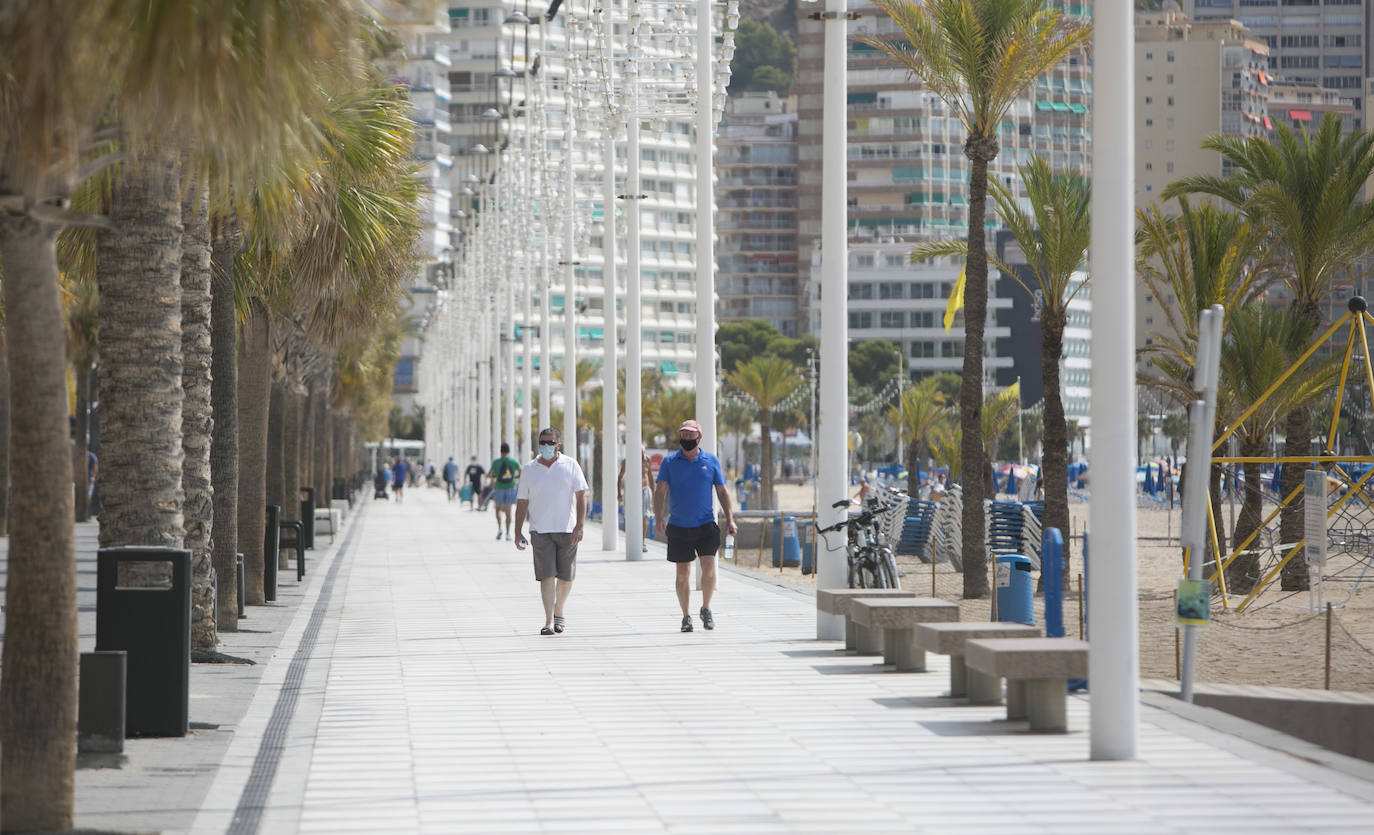 «Uno gana más dinero cerrado que abierto». La joya de la Costa Blanca languidece con traspasos de locales en primera línea y calles vacías