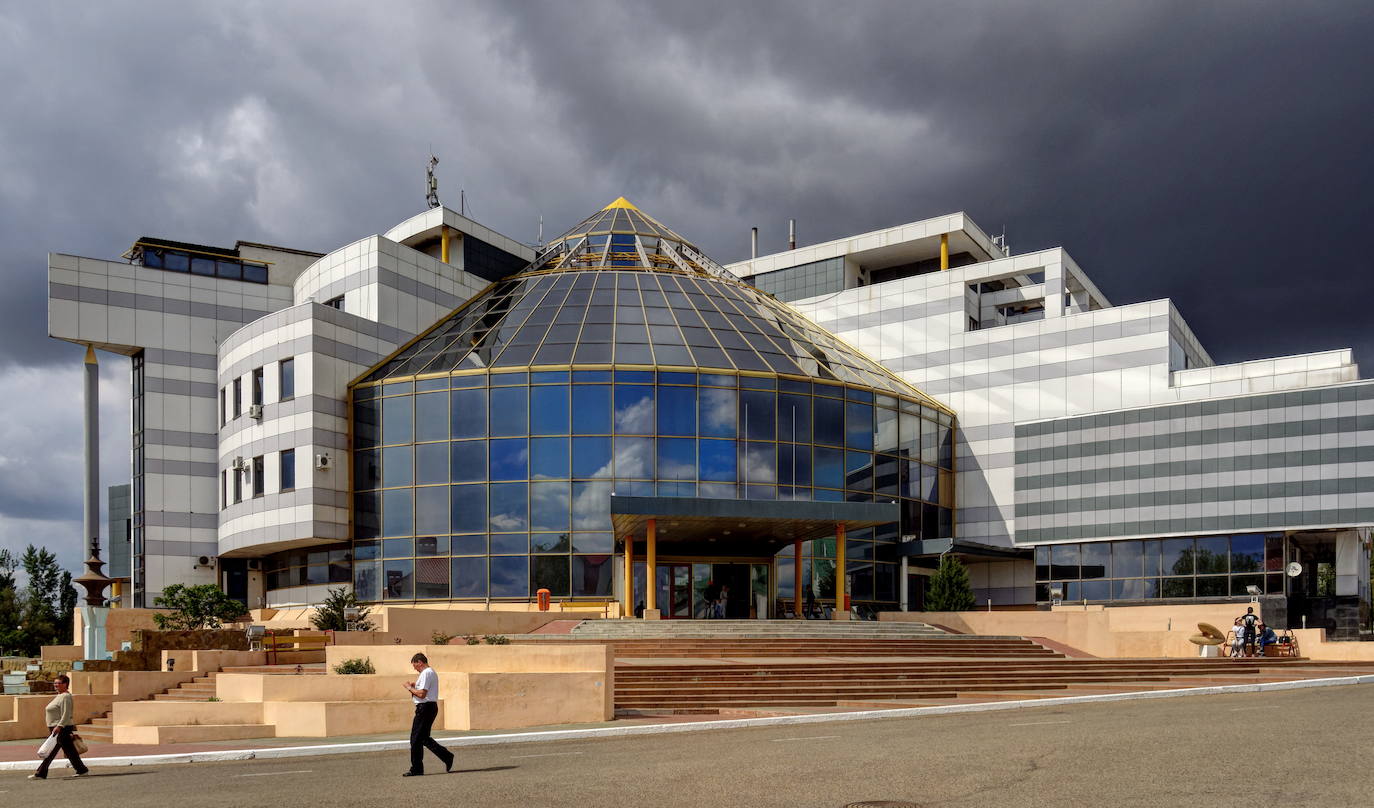 Chess City, la ciudad ajedrez | También situada en Rusia, Kalmykia, tiene un domo en el centro con varias casas construidas a su alrededor, que emulan una ciudad de ajedrez. 