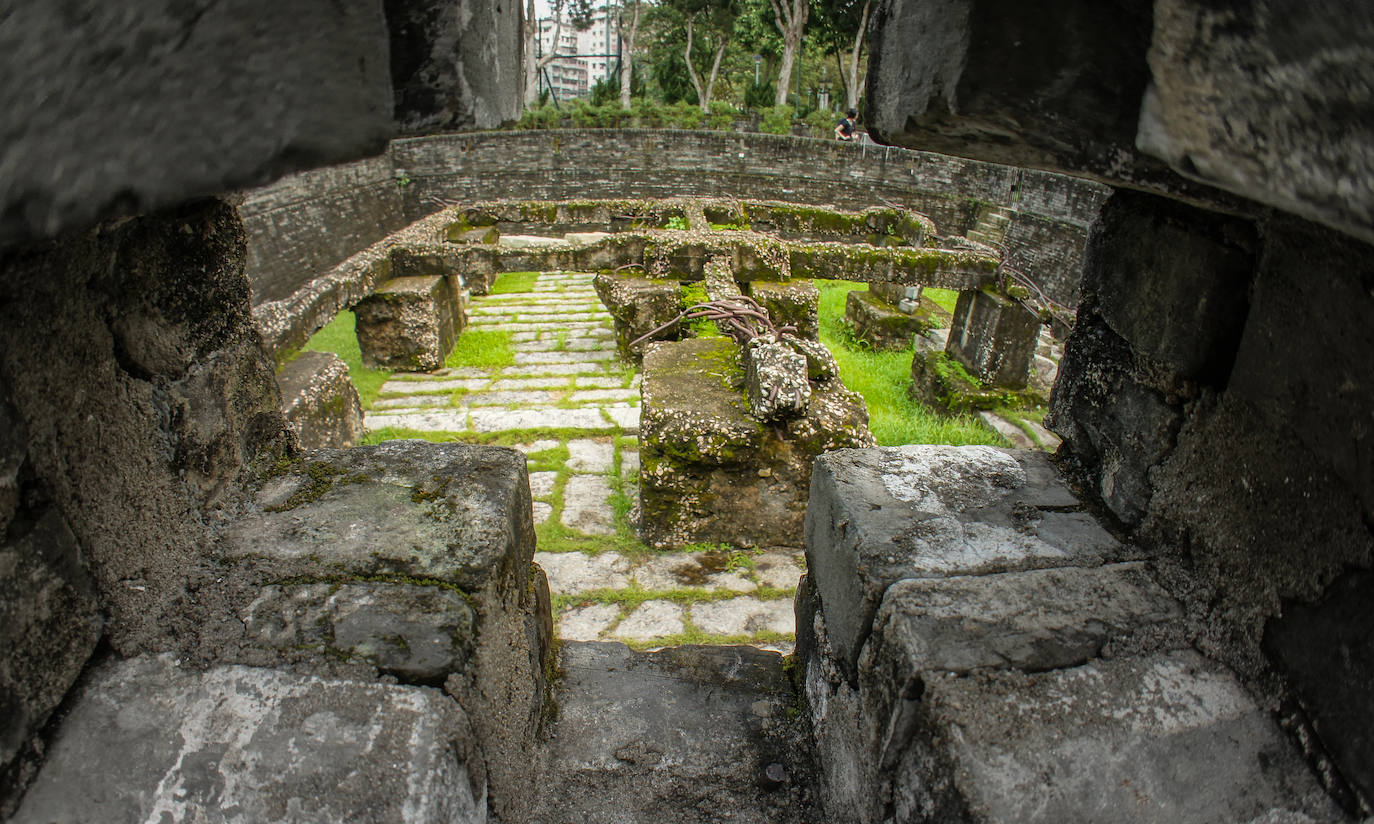 Kowloon, la ciudad amurallada | En medio de Hong Kong se encontraba esta antigua fortaleza militar que, tras ser abandonada por un desacuerdo entre China y Reino Unido, estuvo bajo el control de la mafia hasta 1993, cuando fue demolida.