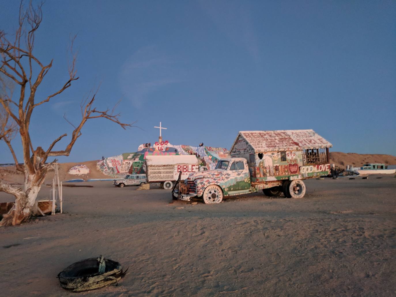 Slab City | Esta ciudad de California está habitada en su mayoría por hippies o personas sin hogar que no tienen dónde ir. Está compuesta por chozas y caravanas a la intemperie que no cuentan con electricidad. Quienes viven en ella no pagan impuestos y está considerada la 'última ciudad libre de Europa'. 