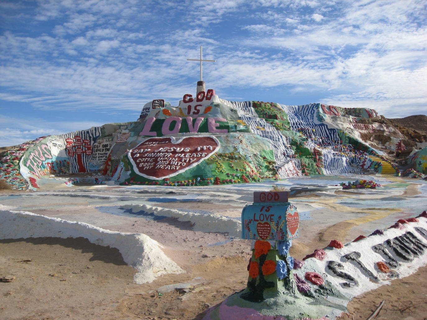 Slab City | Esta ciudad de California está habitada en su mayoría por hippies o personas sin hogar que no tienen dónde ir. Está compuesta por chozas y caravanas a la intemperie que no cuentan con electricidad. Quienes viven en ella no pagan impuestos y está considerada la 'última ciudad libre de Europa'. 