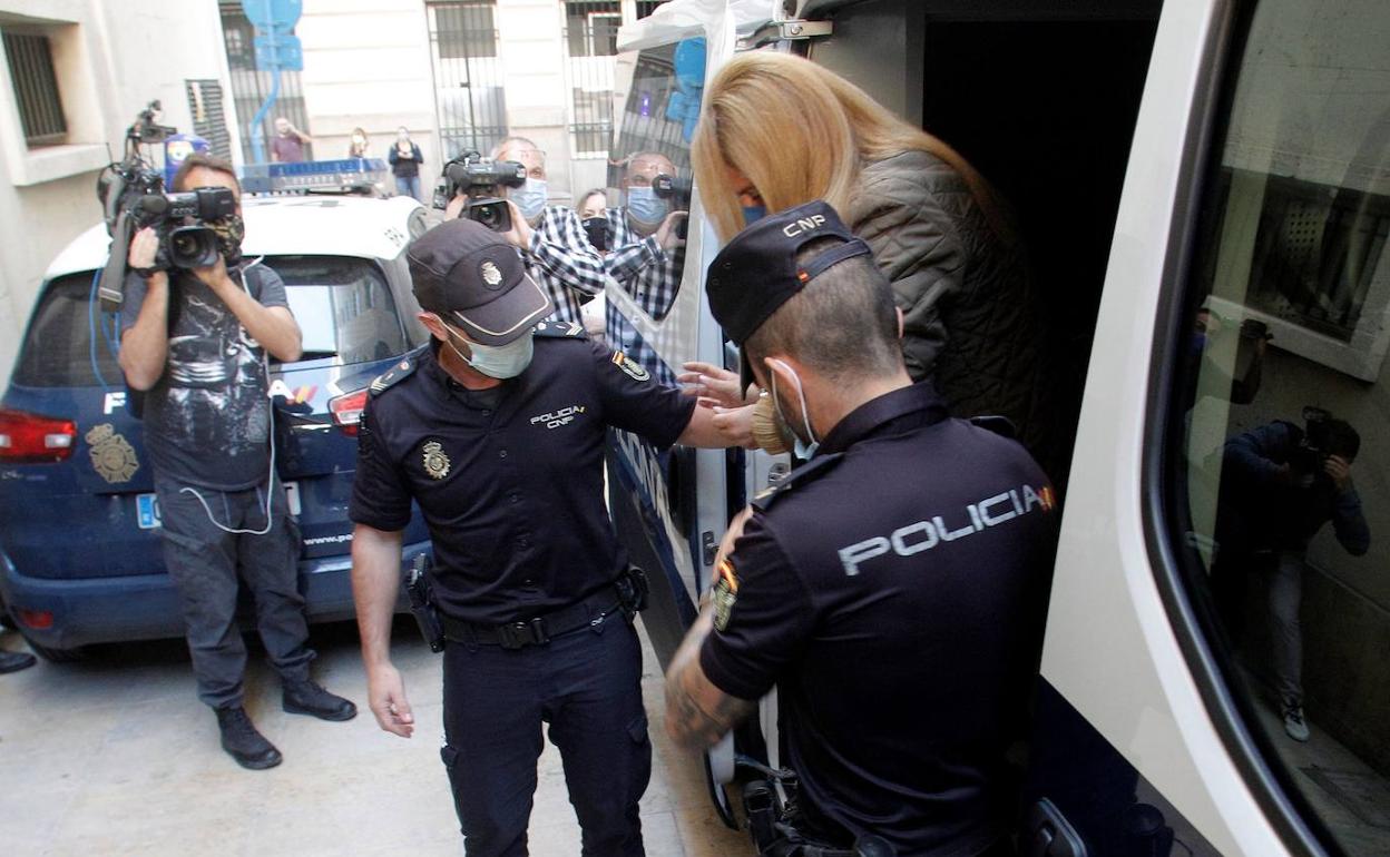 Agentes de la Policia Nacional custodian a Concepción Martín, Conchi, conocida como la viuda negra de Alicante, a su llegada a la Audiencia Provincial de Alicante. 