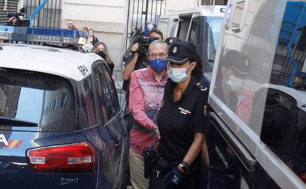 Agentes de la Policia Nacional custodian a Francisco Pérez, presunto cómplice de Concepción Martín, Conchi. 