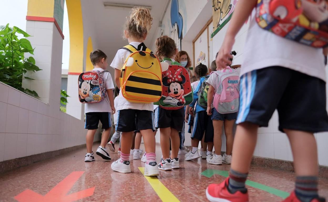 Niños se disponen a entrar a su aula el primer día de clase. 