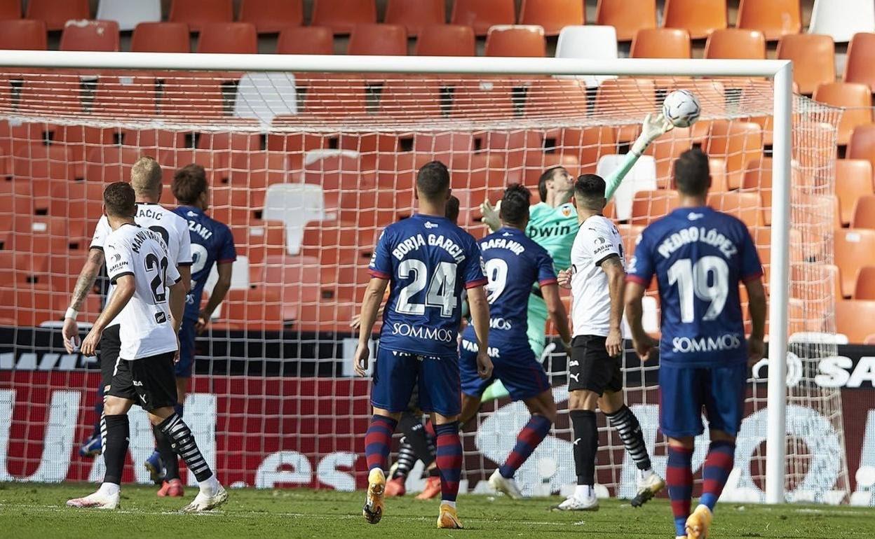 El Valencia sumó ayer su primer empate de la temporada ante un Huesca recién ascendido. 