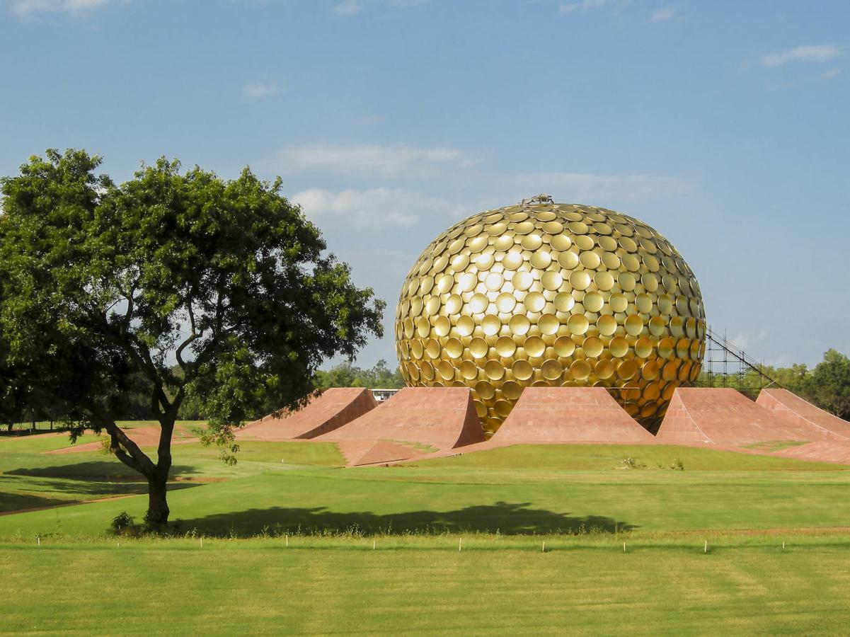 Auroville, la ciudad anárquica | En esta ciudad hindú no se utiliza dinero, tampoco hay gobierno ni propiedades privadas. Matrimandir es su principal monumento, un edificio dorado que no es símbolo de ninguna religión. 