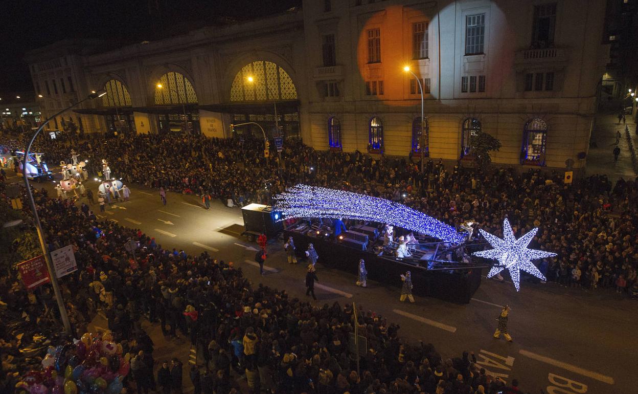 Multitudinaria Cabalgata de Reyes en Barcelona. 