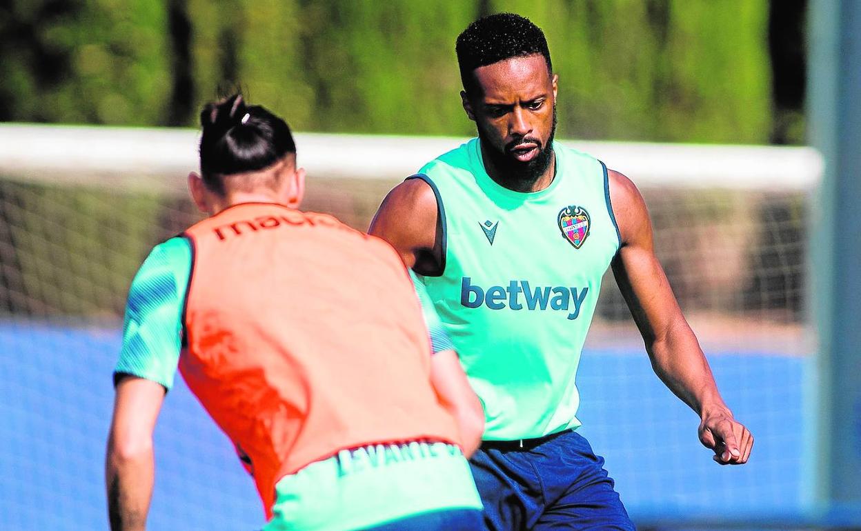 Hernani, presionado por Son durante un entrenamiento en Buñol.