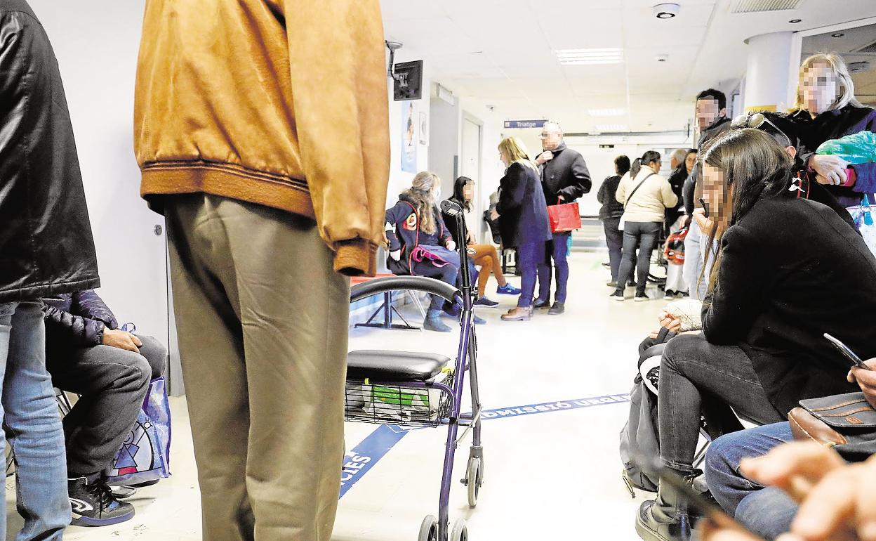 Pacientes en el interior de un hospital. 