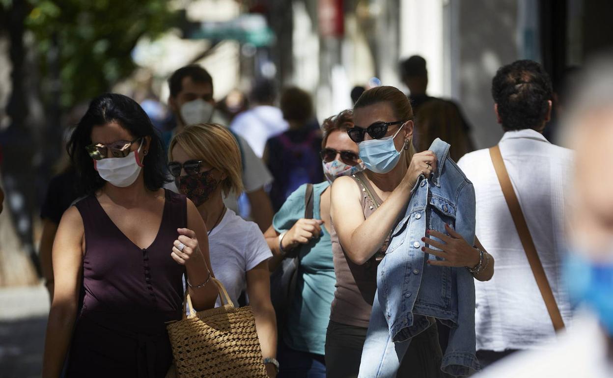 Un grupo de mujeres pasea en una calle céntrica de Valencia