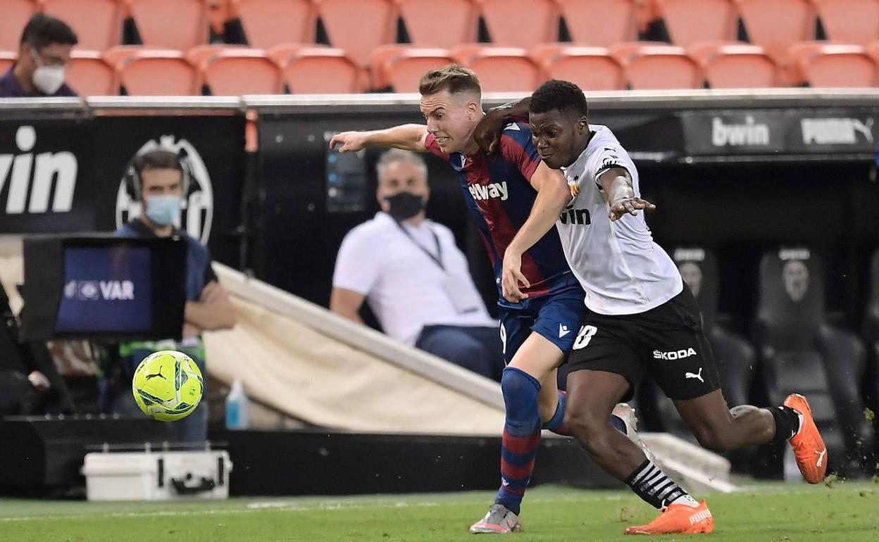 Yunus Musah y Carlos Clerc pelean por el balón durante el derbi en Mestalla.