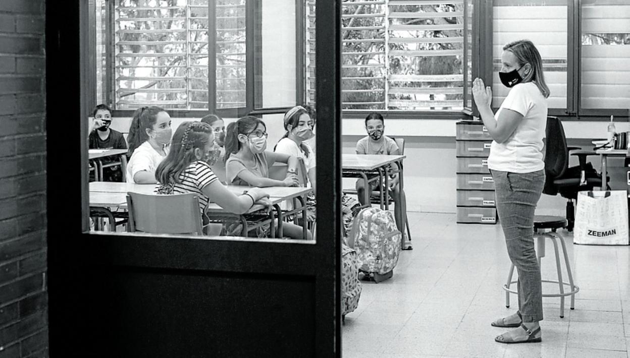 Una docente durante el primer día del curso. Enric Fontcuberta/efe