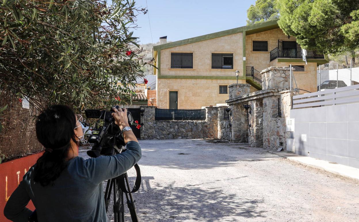 Una reportera gráfica ayer, en la calle Malvarrosa de Gilet, escenario de la nueva agresión machista. 