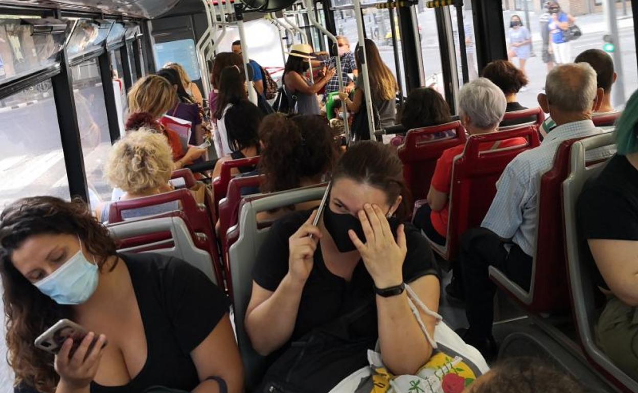 Interior de un autobús de la EMT, durante la huelga. 