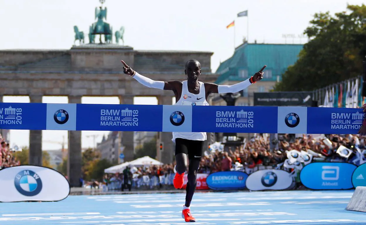 Kipchoge, al cruzar la meta en Berlín. 