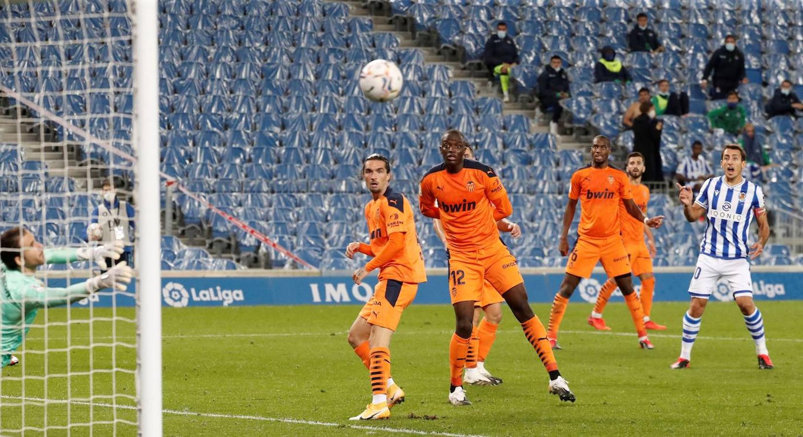 Las mejores imágenes del partido entre la Real Sociedad y el Valencia CF en el Reale Arena