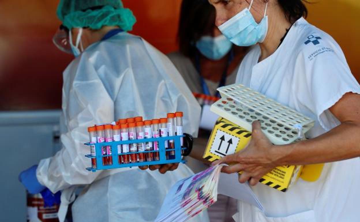 Personal sanitario transporta las muestras para llevarlas al laboratorio a analizar.