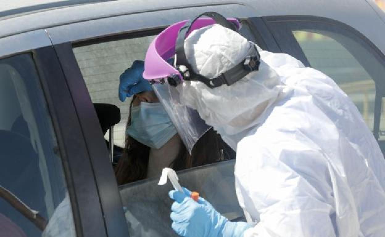 Realización de una prueba PCR en el hospital La Fe de Valencia.