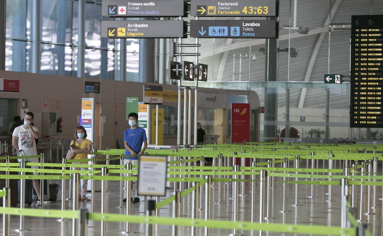 Pasajeros en el aeropuerto de Manises. 