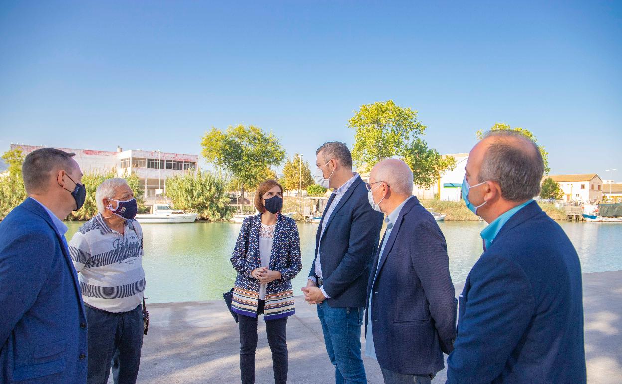 Momento de la visita de la nueva directora general de Puertos a Cullera. 
