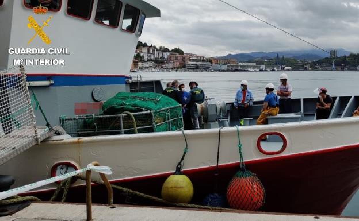 La Guardia Civil en el pesquero atracado en Pasaia (Guipúzcoa).