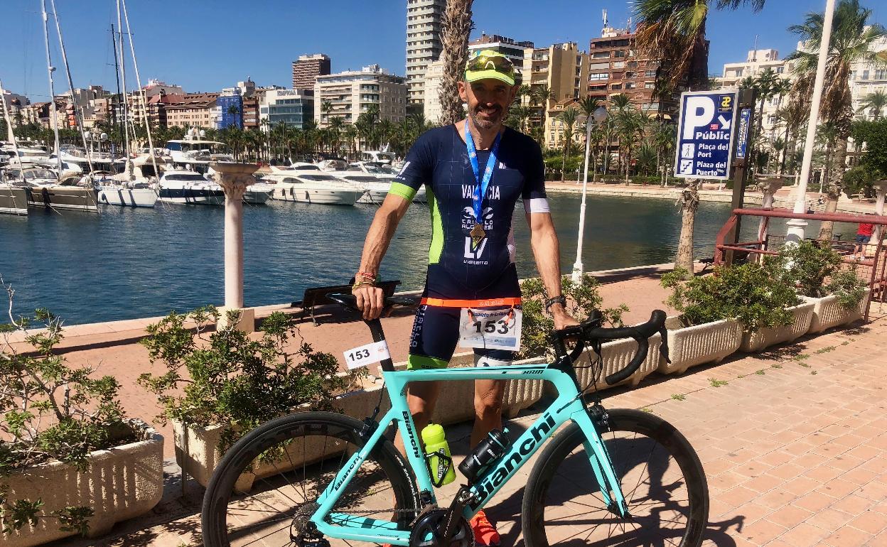 El triatleta Iván Valencia, tras su victoria en Alicante. 