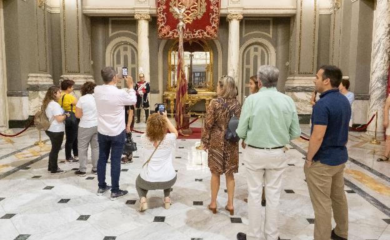 Vecinos de la ciudad visitan la Senyera en el Salón de Cristal el año pasado.