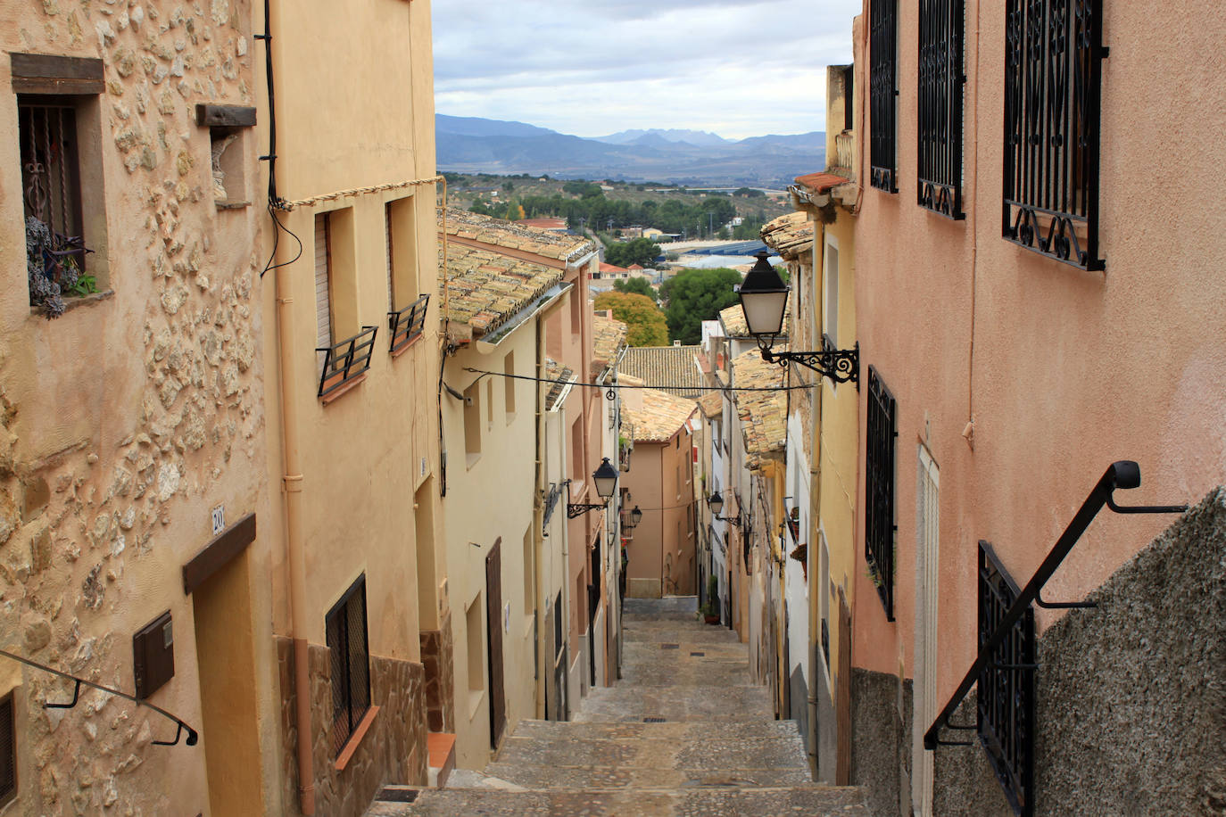 Pasear por su casco antiguo, declarado BRL (Bien de Relevancia Local) y Núcleo Histórico Tradicional, es como retroceder en el tiempo. De hecho, en sus barrios medievales se conservan algunas de las antiguas torres, puertas y postigos, como el Arco de San Roque (Puerta de Xátiva) y junto a él la Ermita de San Roque, también el Arco de Jesús y junto a él la llamada Torreta, así como tramos de la muralla islámica y medieval cristiana.