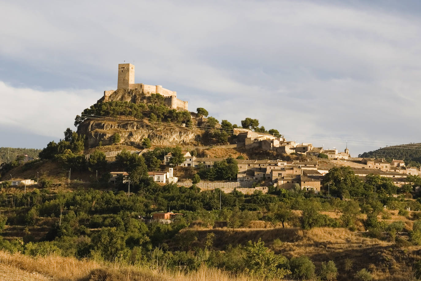 3.- Biar (Alicante) | Sin duda, Biar puede definirse como uno de los pueblos más bonitos de la Comunitat. La villa se asienta sobre un cerro coronado por un castillo del siglo XII, y presenta una trama medieval de calles concéntricas que siguen las curvas de nivel y otras de pendiente pronunciada que las cortan perpendicularmente.