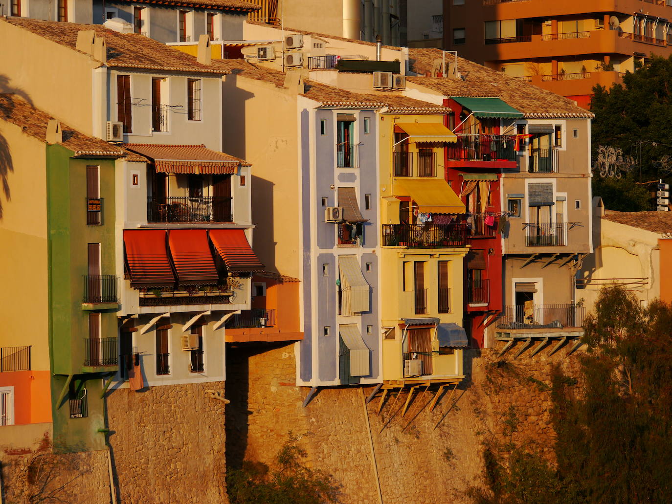 8.- Villajoyosa (Alicante) | Este precioso municipio de pescadores situado a 10 kilómetros al sur de Benidorm es famoso por su hermosa fachada marítima con casas pintadas de vivos colores. Cuenta con uno de los cascos históricos mejor conservados de nuestras costas, fruto de un pueblo comercial y marinero que han definido su particular arquitectura.