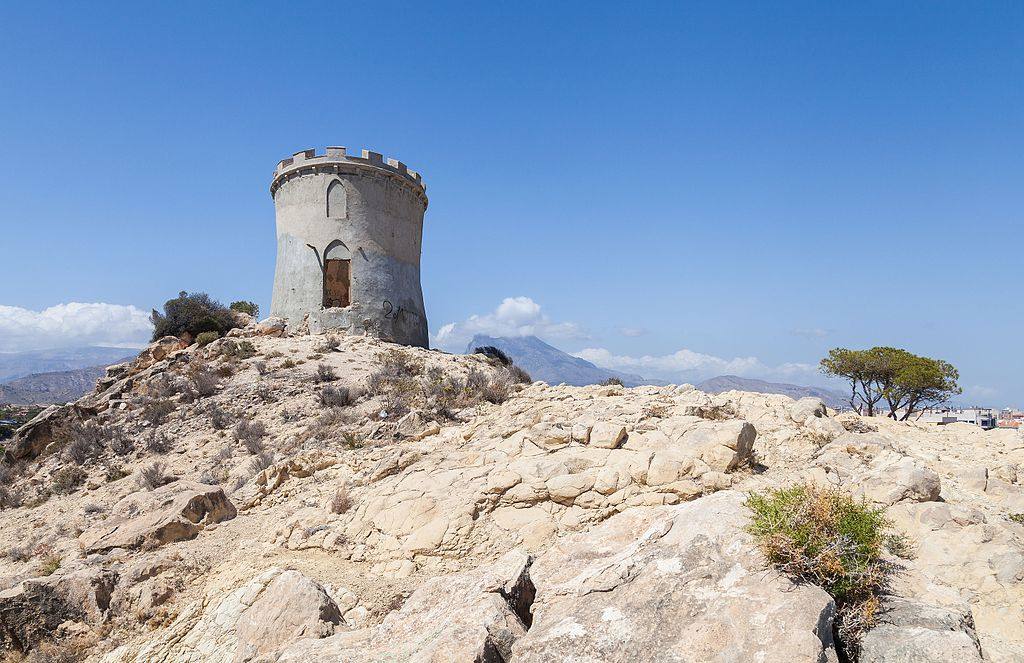 En el siglo XVI los habitantes de Villajoyosa sufrían constantes ataques por parte de los piratas berberiscos. Tanto es así, que se construyó todo un entramado defensivo alrededor de la costa para defenderse de los ataques. Fruto de ello son las torres defensivas del Aguiló y la del Xarco.