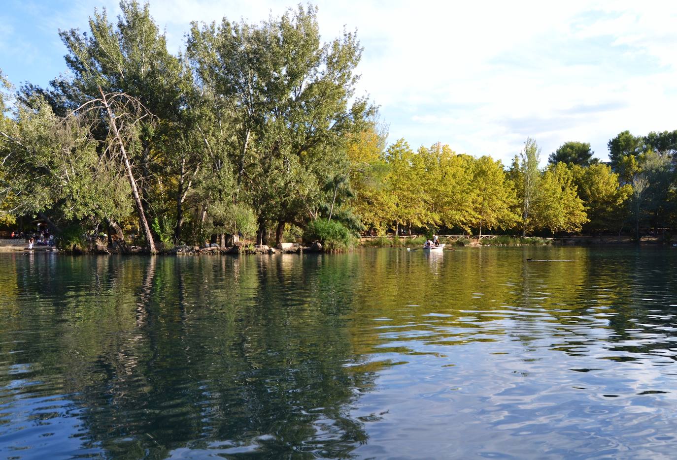 El Lago de Anna o la Albufera de Anna es otro de los lugares a visitar. Se encuentra situado a 1 kilómetro de la villa de Anna y está rodeado de vegetación. Una de las atracciones turísticas de este paraje consiste en hacer un recorrido en barca por el lago. Hay espacios habilitados para el descanso, restaurantes y chiringuitos donde comer o tomar un refresco, así como un parque infantil para los más pequeños. Muy próxima también se encuentra La Fuente Negra, un manantial que conforma un riachuelo de singular encanto, con puente y balaustrada de madera, su antiquísimo lavadero y una frondosa vegetación. Las aguas de la Fuente Negra se precipitan en forma de cascada en el Gorgo Catalán, una profunda poza de agua a la que puede accederse por la parte alta del pueblo (Las Eras).