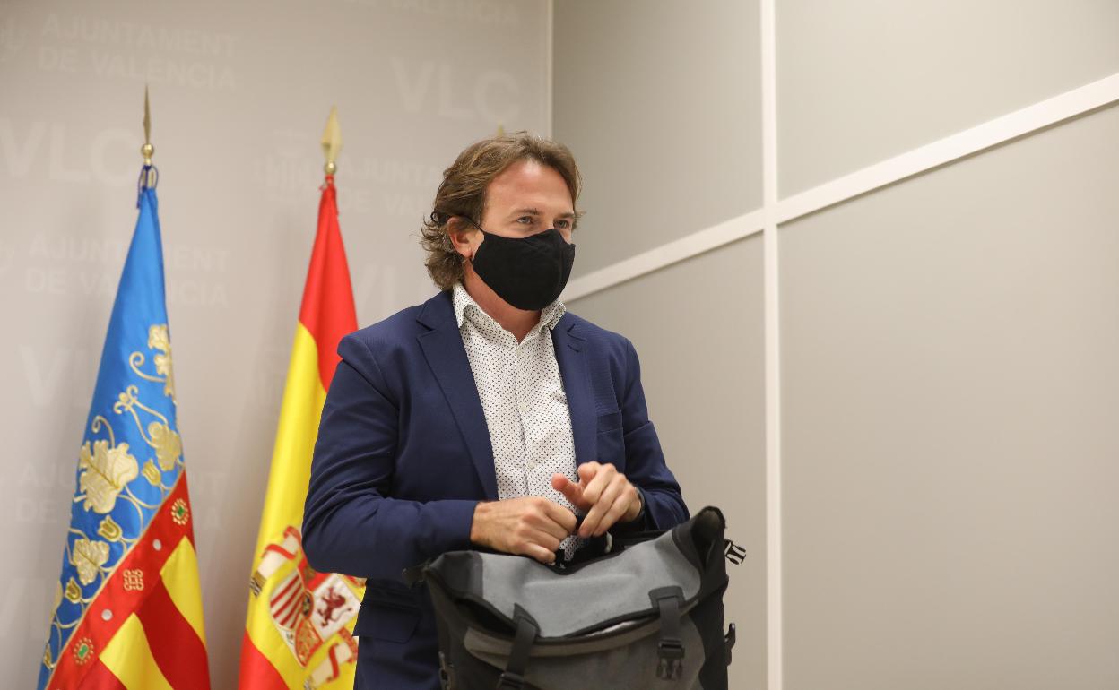 Grezzi, tras la rueda de prensa de despido del gerente el miércoles. 