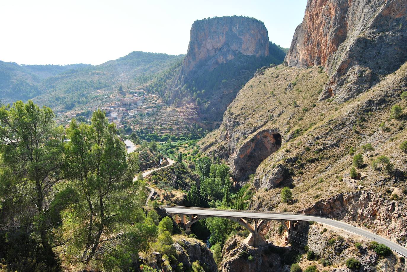 2.- Ayna (Albacete) | Conocida también como 'La Suiza Manchega', Ayna se encuentra enclavada en la Sierra del Segura de Albacete, en el estrecho cañón del río Mundo, que ha ido creciendo constreñido por su cauce, y a las espectaculares y afiladas paredes que lo encierran. Todo el valle del río es una sucesión de sorprendentes rincones, ideales para caminar. Además, está escoltado por un gran paisaje de piedra especialmente atractivo para los amantes de la naturaleza más salvaje.