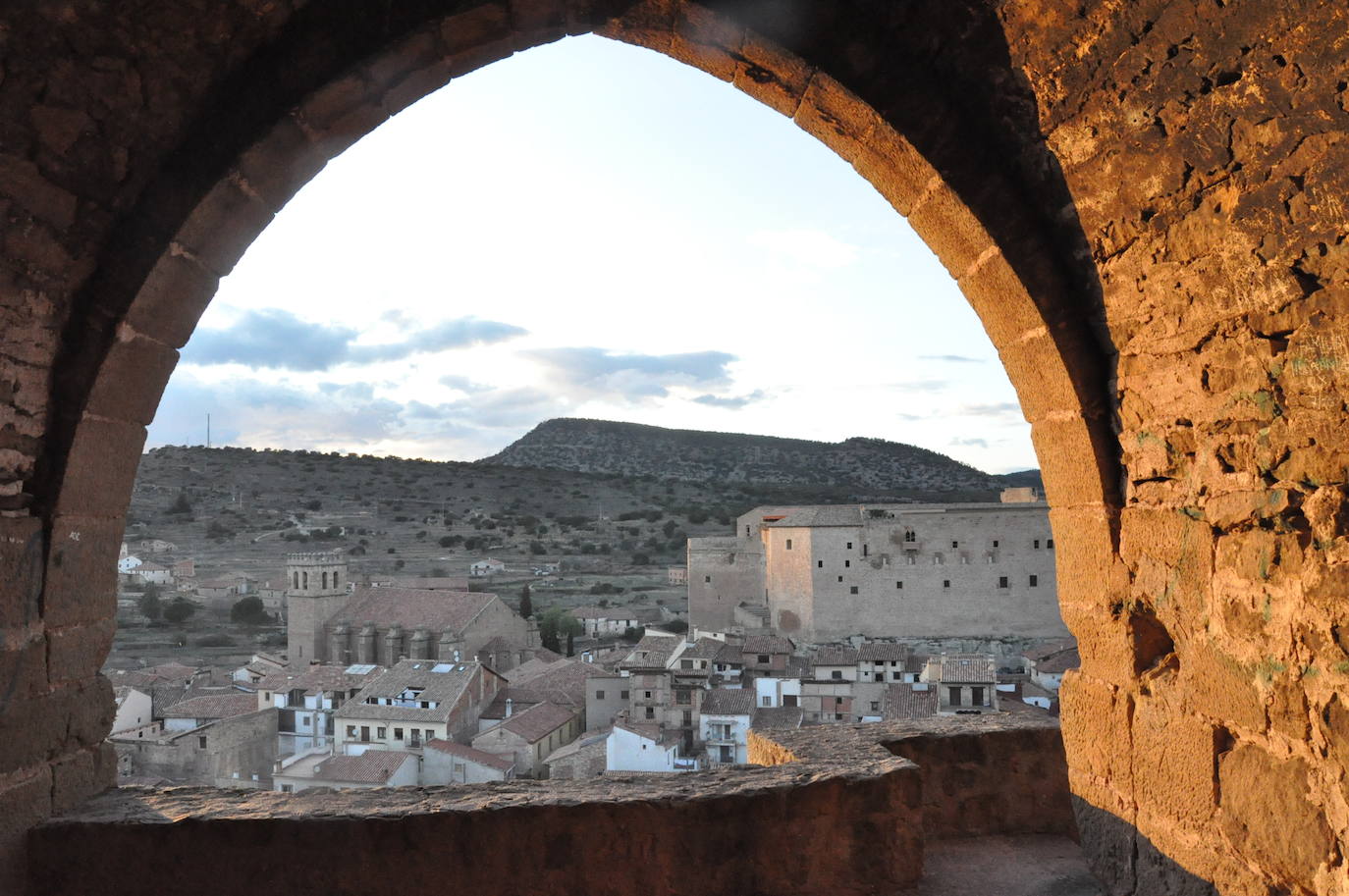 4.- Mora de Rubielos (Teruel) | La villa de Mora de Rubielos está enclavada en la Sierra de Gúdar, a unos 1.035 metros de altitud. Los amantes del senderismo encuentran en la zona una excepcional plataforma con las rutas del GR 8, Puertos de Beceite-Maestrazgo-Gúdar-Javalambre, excelente excusa para conocer sugerentes rincones de la zona, realizando excursiones a pie.