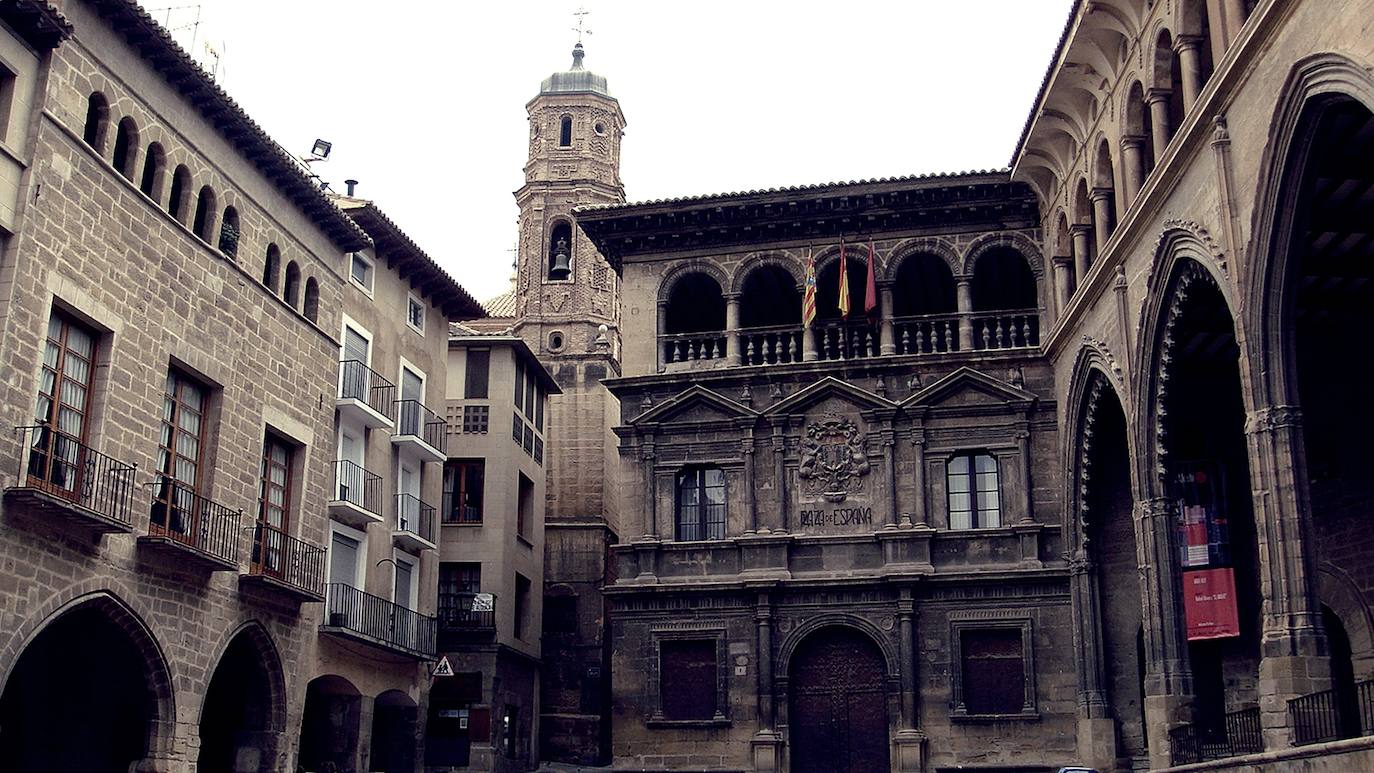 Además de visitar su Plaza Mayor y la preciosa Lonja gótica del siglo XV, la elegante Casa Consistorial renacentista del siglo XVI y la impresionante excolegiata de Santa María la Mayor, la localidad ofrece actividades en tirolina, puedes montar en bicicleta por la ribera del río Guadalope o disfrutar en el museo de la magia.