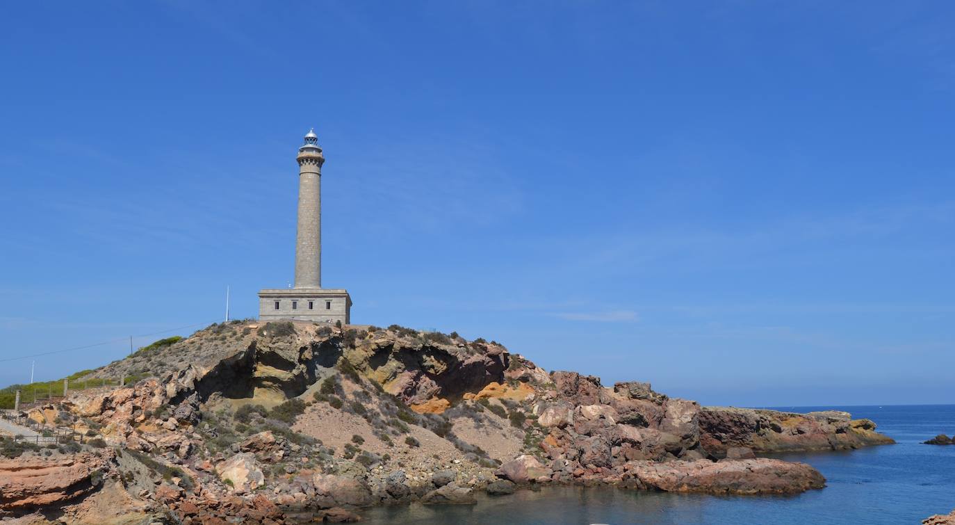 7.- Cabo de Palos (Murcia) | Los amantes del mar tendrán, seguro, en Cabo de Palos un destino imprescindible. En origen fue un poblado de pescadores y es por ello por lo que su gastronomía con pescados de la zona es deliciosa. Si busca una escapada gastronómica no dude en visitar sus chiringuitos en el puerto, paseo marítimo y alrededores.