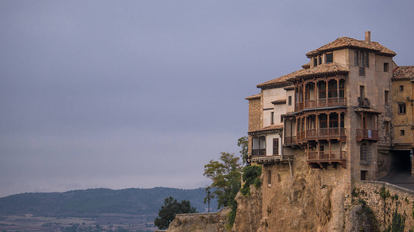 8.- Cuenca (Castilla La Mancha) | Ciudad Patrimonio de la Humanidad desde 1996, Cuenca es una ciudad para ser visitada de forma reposada. Pasear por sus calles, disfrutar de sus monumentos y de las Casas Colgadas, de su arte, su gastronomía...