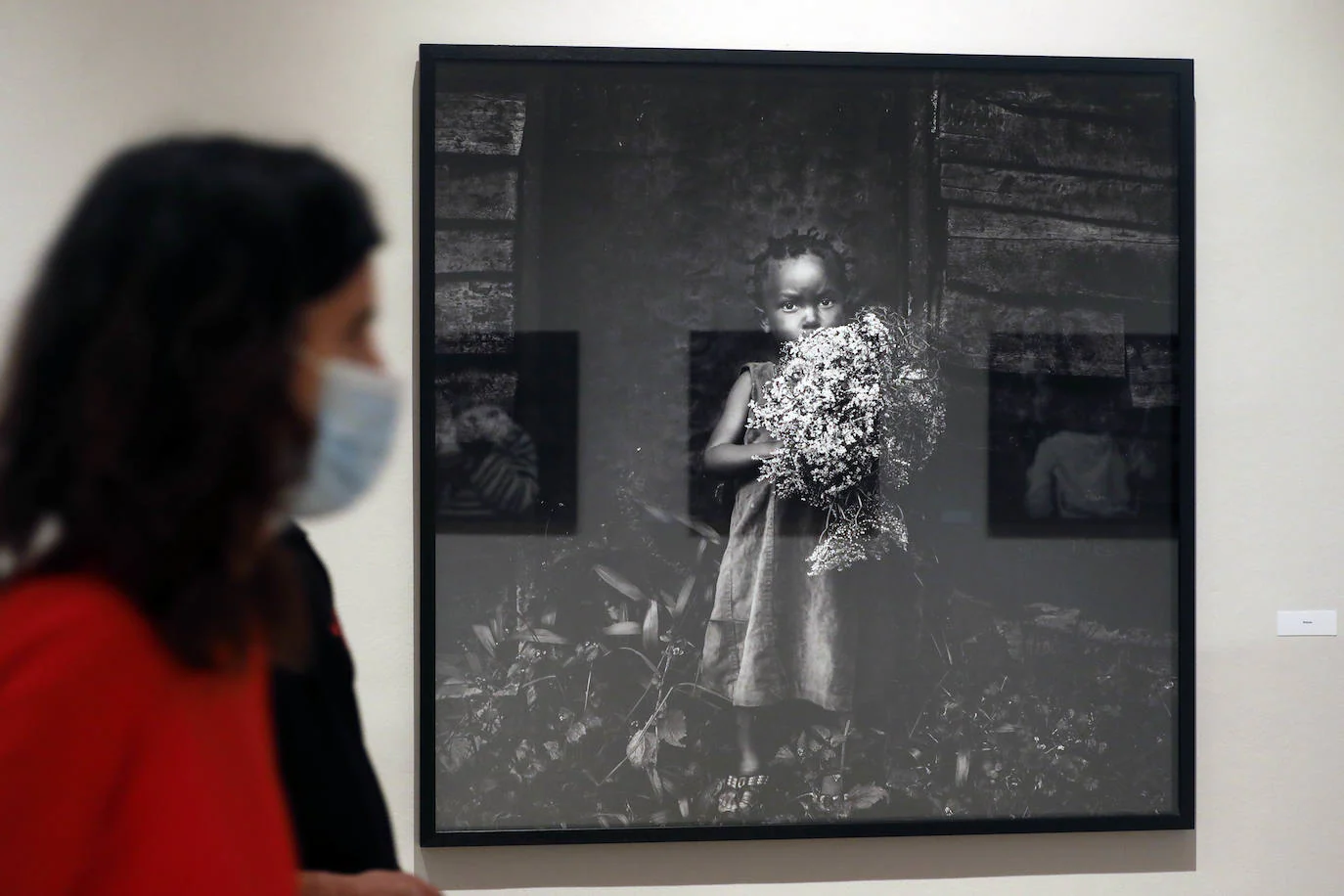 La exposición 'Mujeres del Congo' es un conjunto de 27 imágenes en blanco y negro de mujeres y niñas supervivientes de la violencia en el país africano. Se trata de una muestra de Isabel Muñoz, Premio Nacional de Fotografía que puede visitarse en la sala Martínez Guerricabeitia de la Nau de la Universitat de València (UV).