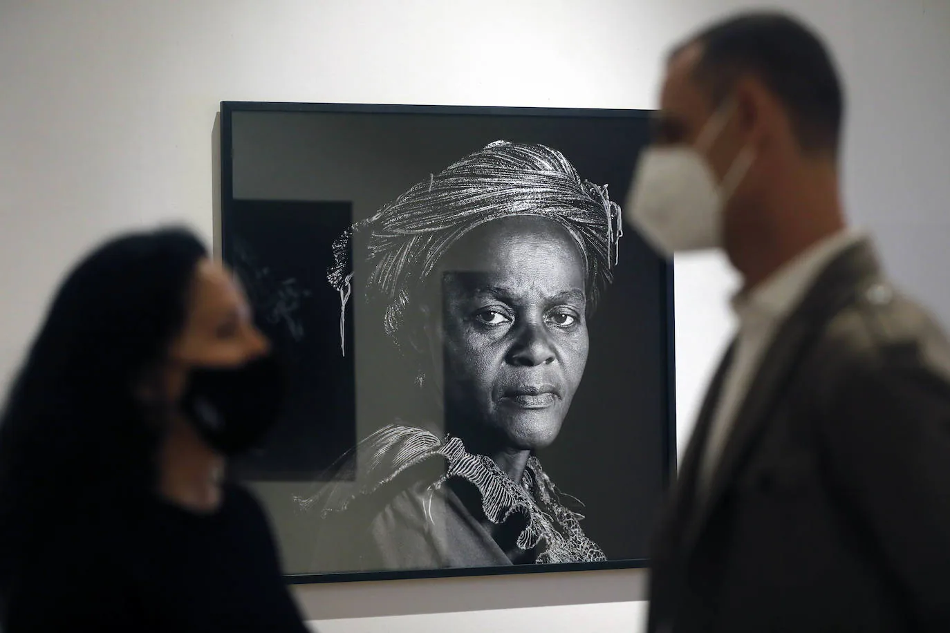 La exposición 'Mujeres del Congo' es un conjunto de 27 imágenes en blanco y negro de mujeres y niñas supervivientes de la violencia en el país africano. Se trata de una muestra de Isabel Muñoz, Premio Nacional de Fotografía que puede visitarse en la sala Martínez Guerricabeitia de la Nau de la Universitat de València (UV).