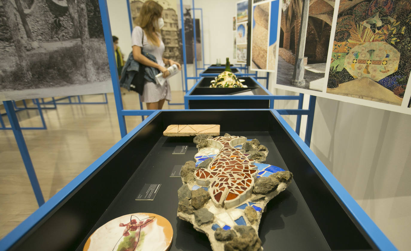 El Museo Nacional de Cerámica «González Martí», ubicado en el Palacio del Marqués de Dos Aguas, ha inaugurado una exposición que muestra el mosaico de trencadís, una de las imágenes que más identifican la obra de Antonio Gaudí y que el artista utilizó en el parque Güell, fincas modernistas de Barcelona y en la Sagrada Familia. 