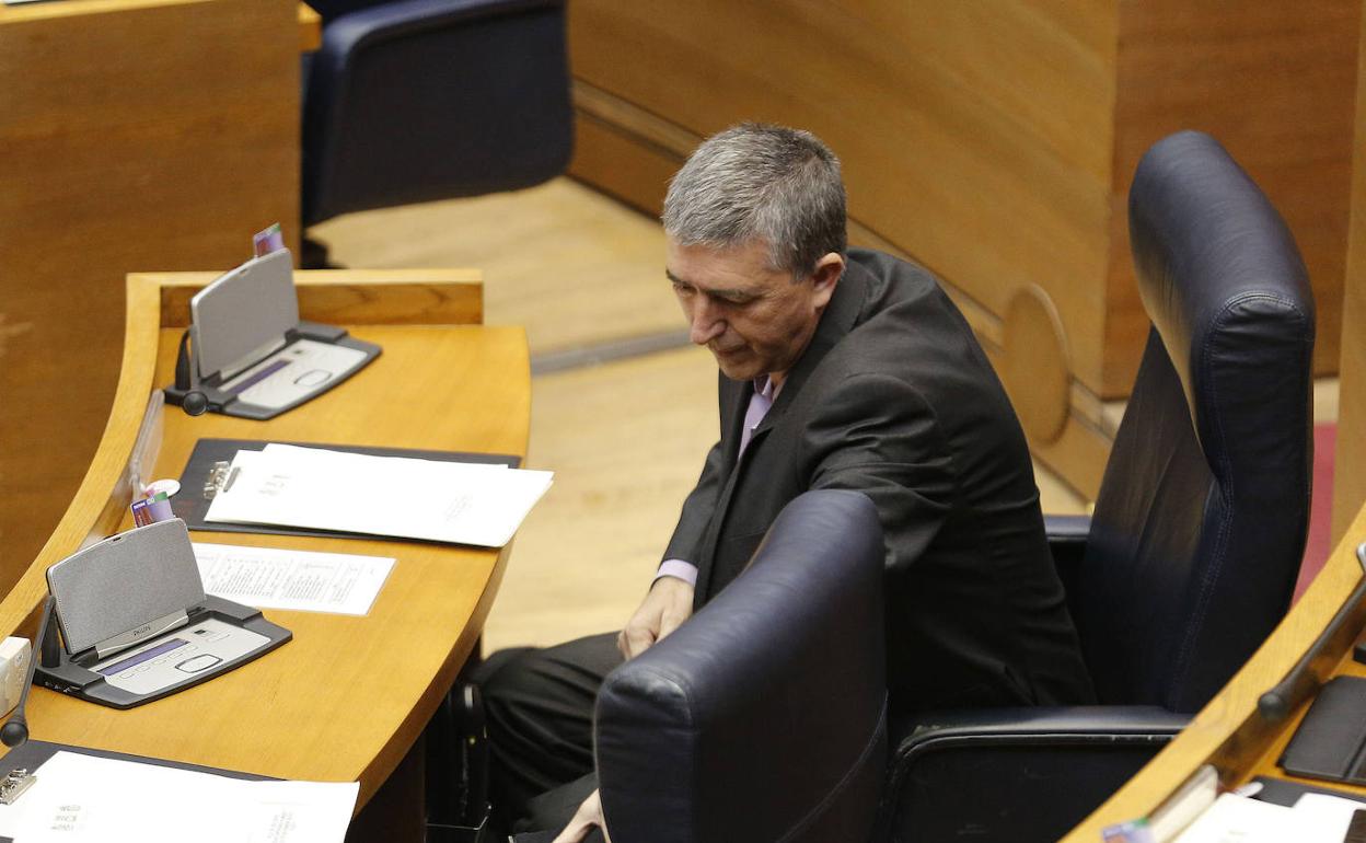 Rafael Climent, conseller de Economía, en un pleno de Les Corts previo a la pandemia. 