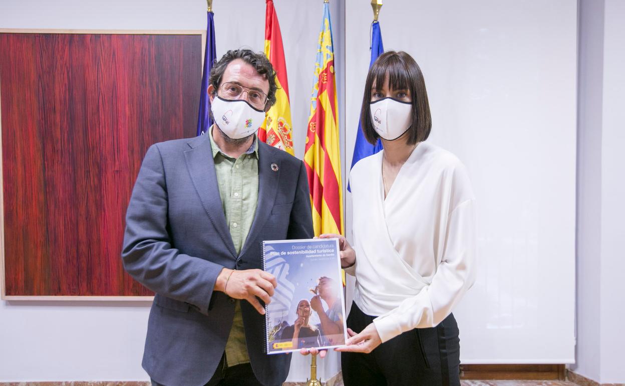 Vicent Mascarell y Diana Morant muestran el plan que permitirá inversiones en Gandia por valor de tres millones. 